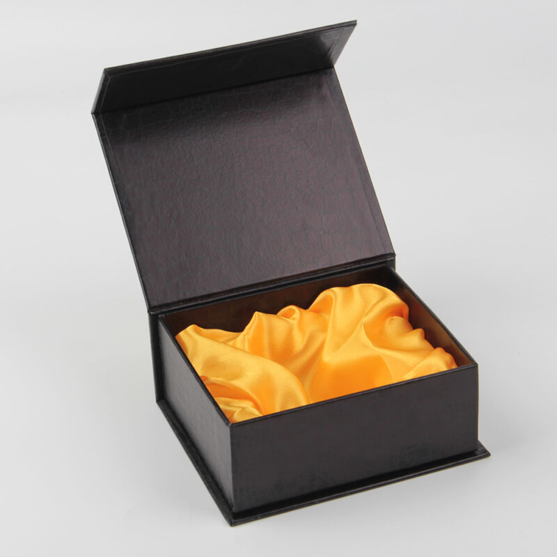 Two special acceptance methods customized for cosmetic boxes
