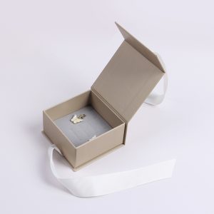 The advantages of a ribbon jewelry box.