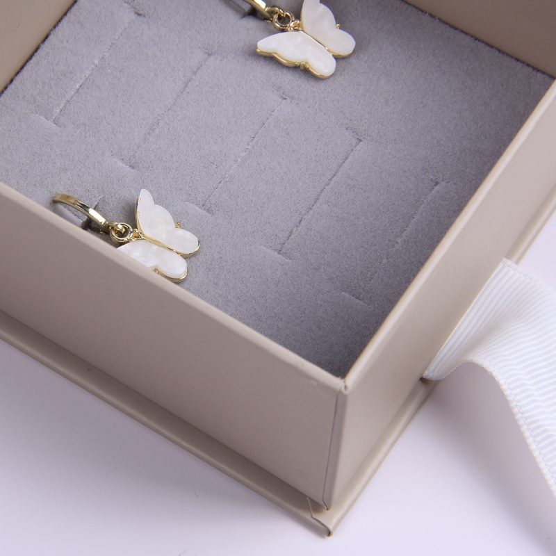 The advantages of a ribbon jewelry box.