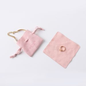 The art of color matching for gift jewelry pouch set.