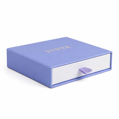 Blue single drawer jewelry box in three-quarter view with the gold JUNYE logo on the sleeve